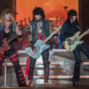 Mötley Crües Vince Neil, Nikki Sixx och Mick Mars vid en spelning förra året.