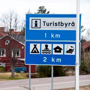 Skylt med texten turistbyrå.