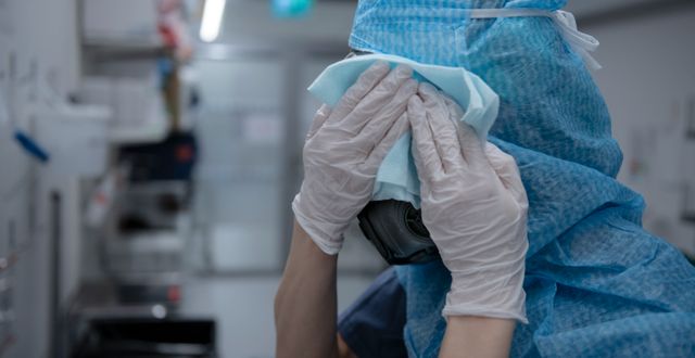 En sjuksköterska torkar av sin skyddsmask. Staffan Löwstedt/SvD/TT