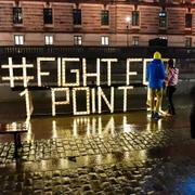 Fridays for Future anordnade en ljusmanifestation under fredagen utanför riksdagen. 