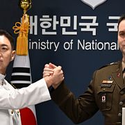 Överste Jang Do-young, informationschef vid Sydkoreas försvarsstab, och överste Ryan Donaldn, amerikansk informationschef vid FN-kommandot, under en presskonferens inför den gemensamma militärövningen Ulchi Freedom Shield 2026 på försvarsdepartementet i Seoul, Sydkorea, den 10 augusti 2026.