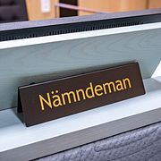 Skylt visar platsen för nämndeman i en sal på Malmö tingsrätt.