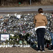 Minnesplats utanför Risbergska skolan i Örebro. Arkivbild.