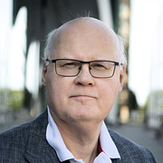 Hallenberg/Ayatollans utbombade residens i Teheran.