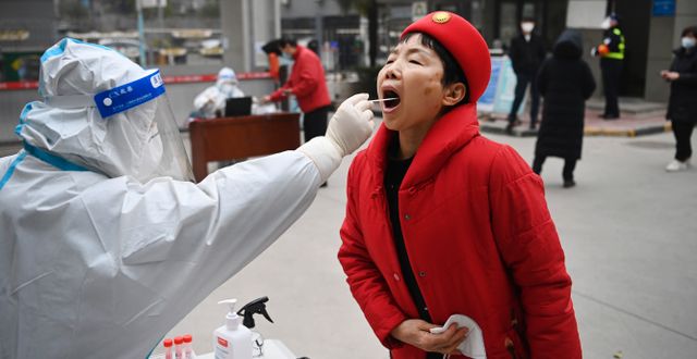 En kvinna testas för covid-19 i Xi’an i Kina i januari i år. Staden satte 13 miljoner människor i lockdown efter ett smittoutbrott.  Tao Ming / AP