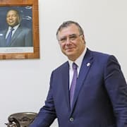 Total Energies vd Patrick Pouyanne skakar hand med president Daniel Chapo.