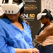 Rebecca Christian och Morgan Poteat provar Meta VR på Televerse 25.