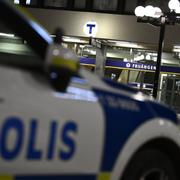 En stor polisinsats pågick på söndagskvällen efter att två personer skadats allvarligt i en skottlossning i närheten av ett torg i Fruängen.