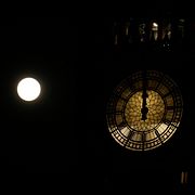 Klockan må vara tolv i London, men vad är den samtidigt på månen?