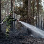 Hemvärnet och militär på plats för att bistå Räddningstjänsten med att bekämpa branden