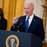 Joe Biden. Vicepresident Kamala Harris i bakgrunden. 