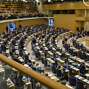 Sveriges riksdag/Macron talar vid kärnvapenubåt.