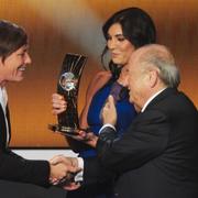 Hope Solo och Sepp Blatter delade ut pris till Abby Wambach på Ballon d’Or 2013. 