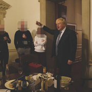 Boris Johnson skålar under en tillställning den 13 november 2020.