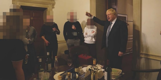 Boris Johnson skålar under en tillställning den 13 november 2020. House of Commons Committee of Privileges