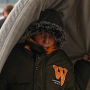 Nioårige Salam Musa går i tältlägret i Deir al-Balah i mitten av november, där många av skjulen kommer att bli obeboeliga under vintern. 