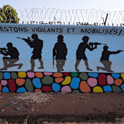 En muralmålning med texten ”fortsätt vara vaksam och mobiliserad” i Burkina Faso. Arkivbild.
