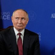 En bild på Vladimir Putin och Donald Trump från när de träffades i Alaska i augusti förra året.