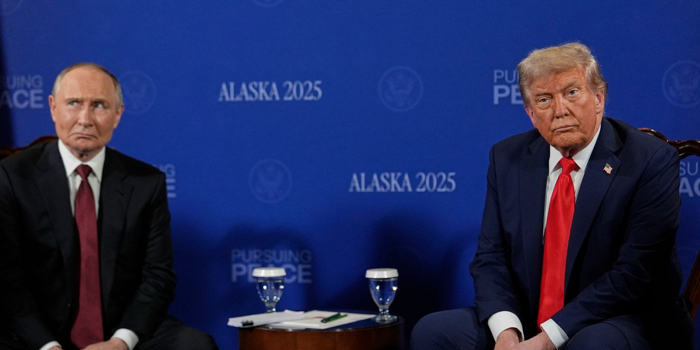 En bild på Vladimir Putin och Donald Trump från när de träffades i Alaska i augusti förra året.