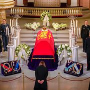 Den norska riksdagen besöker slottskapellet där kung Harald ligger.