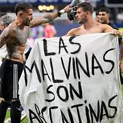 Argentinas Giovani Lo Celso håller upp banderollen efter segern mot England.