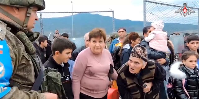 Etniska armenier som flyr från Nagorno-Karabach efter Azerbajdzjans attacker. AP