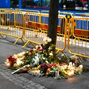 Bilder från en minnesplats som satts upp.