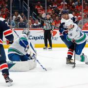 Alex Ovetjkin styr in sitt andra mål för kvällen när Elias Pettersson tappar markeringen.