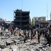 Palestinier vid platsen där israeliska robotar slog ner i Gaza stad på söndagen.