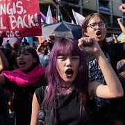 Människor i Manilla protesterar mot höga oljepriser.