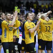 De svenska handbollsherrarna tackar publiken efter segern över Egypten med 26-22 under onsdagens kvartsfinal i handbolls-VM.