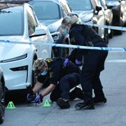 Flera skott har avlossats mot en port i Vasastan i centrala Stockholm under natten mot tisdagen. 