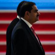 Gautam Adani är god för cirka 80 miljarder dollar. 