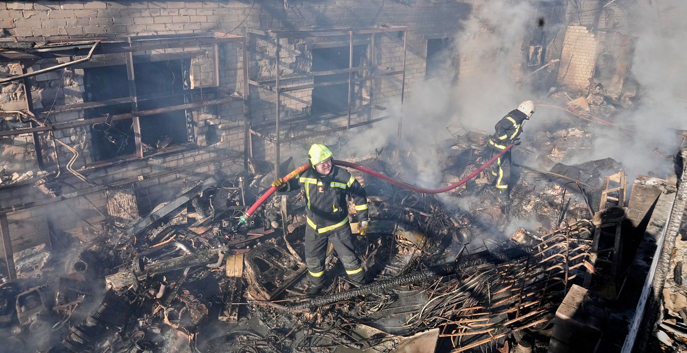 Bilden visar helgens attacker mot Brovarij nära Kyiv.