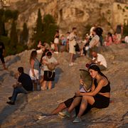 Turister i hettan framför Akropolis i Aten, fotograferade under en värmebölja den 21 juli i år.
