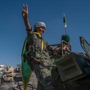 Arkivfoto: YPJ-stridande firar övertagandet av Raqqa i norra Syrien från IS den 19 oktober 2017. 