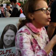 Demonstration mot korruptionen. Kuczynski och motståndaren Keiko Fujimori på plakatet.