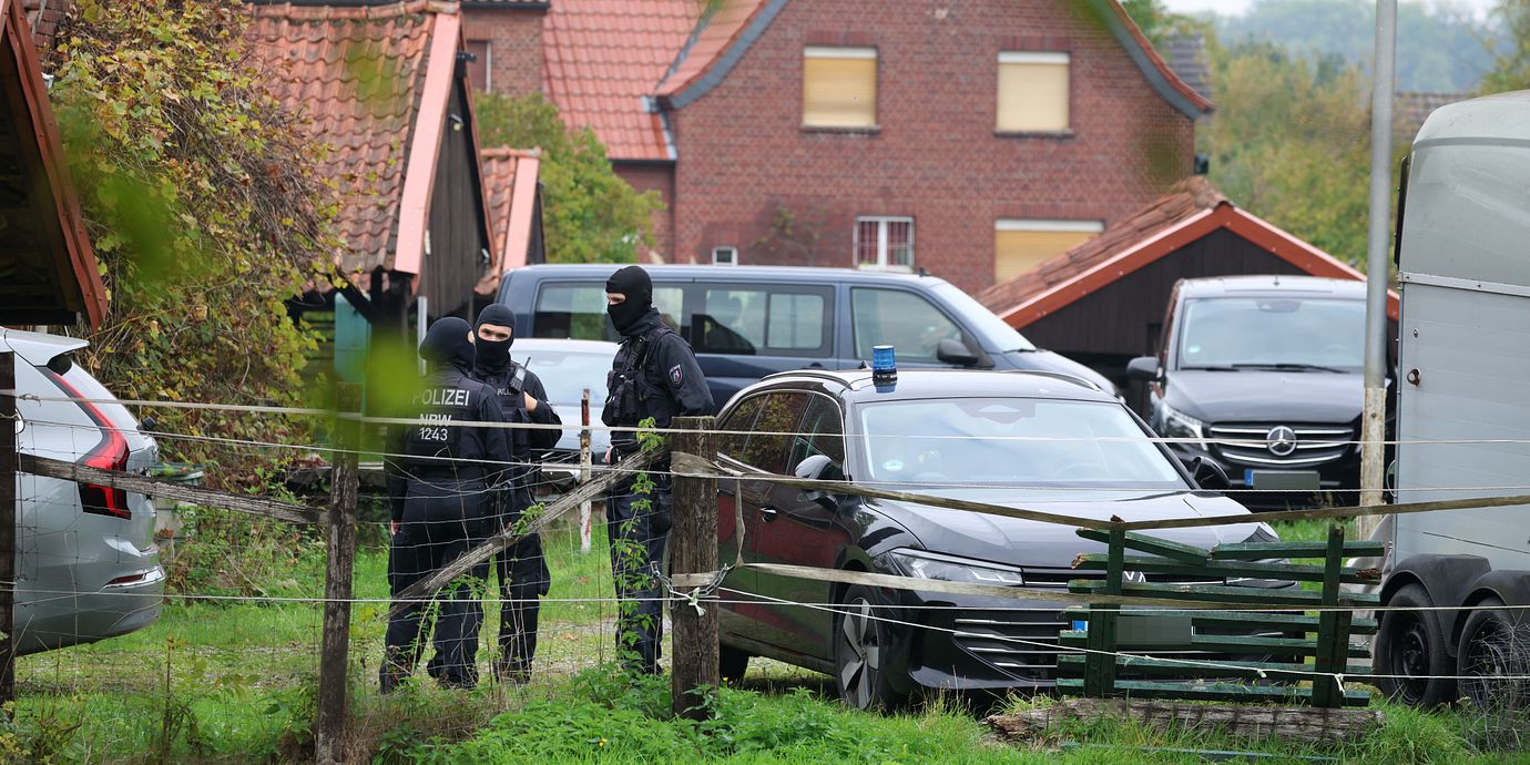 Maskerade poliser i samband med gripandet av August Hanning.