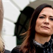 Stephanie Grisham (t h) tillsammans med Trump-rådgivaren Kellyanne Conway.