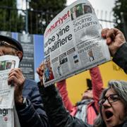 Demonstranter protesterar mot gripandet av Cumhuriyets chefredaktör på måndagen.