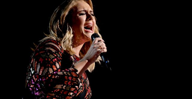 Adele uppträder på Gammygalan 2017. Matt Sayles / AP