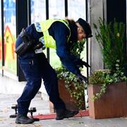 Polisen söker i området.