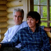 En bild från utredningen som visar Jeffrey Epstein och hans partner och medhjälpare Ghislaine Maxwell. 