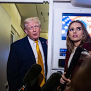 Donald Trump pratar med reportrar på Air Force One. 