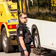 Polis utanför bussen 