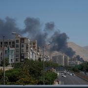 Rök efter israelisk attack mot Teheran.