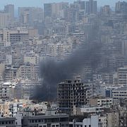 Rök stiger efter en av många attacker som genomförts i kriget.