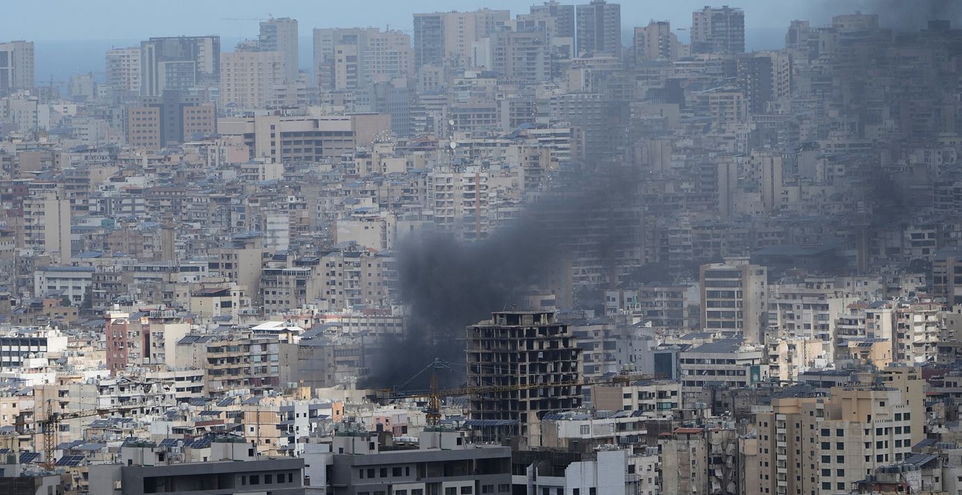 Rök stiger efter en av många attacker som genomförts i kriget.