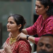 En kvinna granskar ett guldhalsband inför den hinduiska högtiden Diwali i Ahmedabad, Indien, 2025.