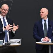 Finansmarknadsminister Niklas Wykman (M) håller pressträff tillsammans med utredare Olof Sandstedt